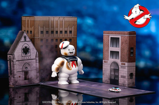 Ghostbusters Marshmallow Man e Cadillac Ecto-1.