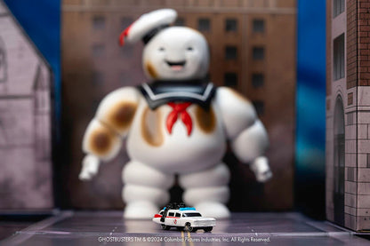 Ghostbusters Marshmallow Man e Cadillac Ecto-1.